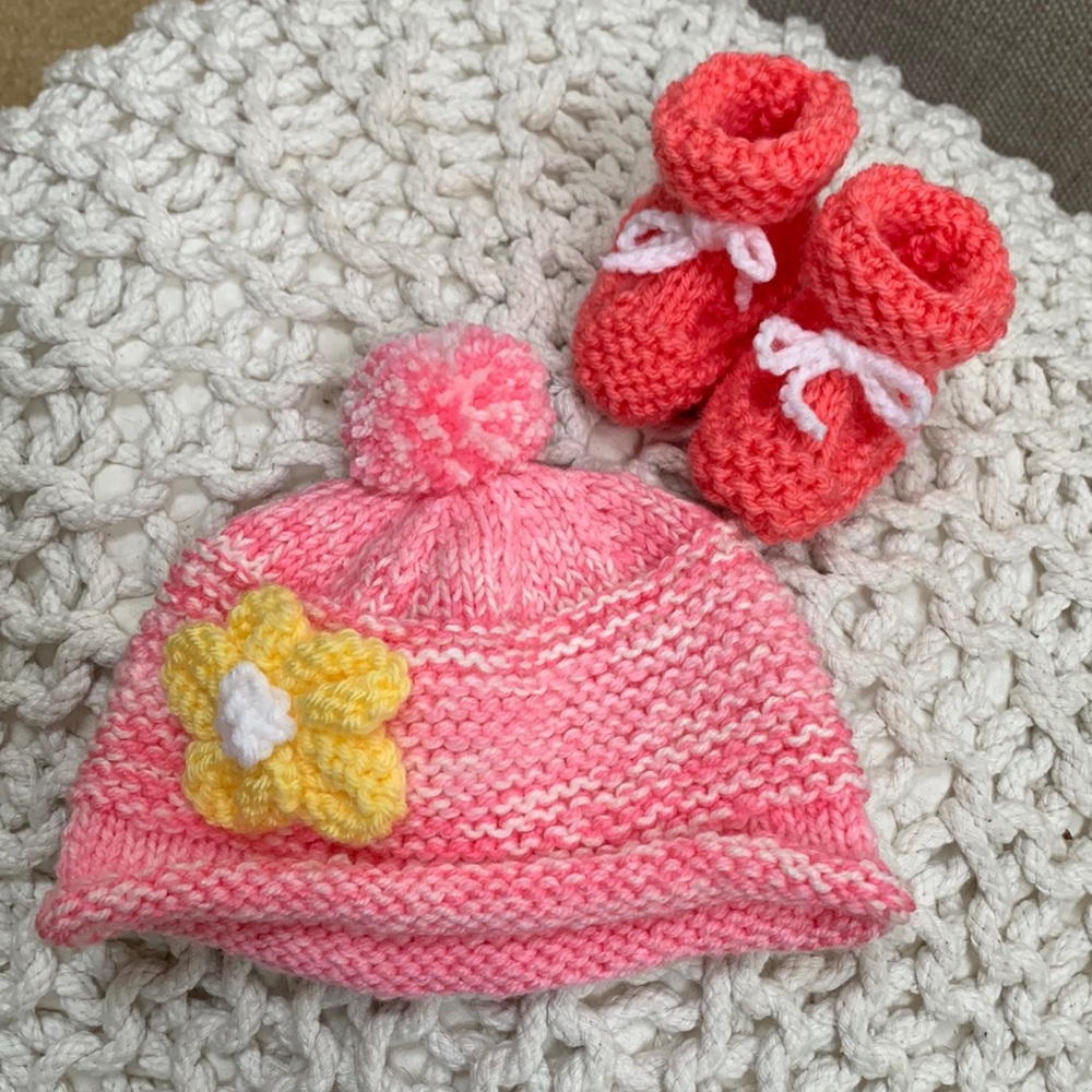 Infant hat and bootie set